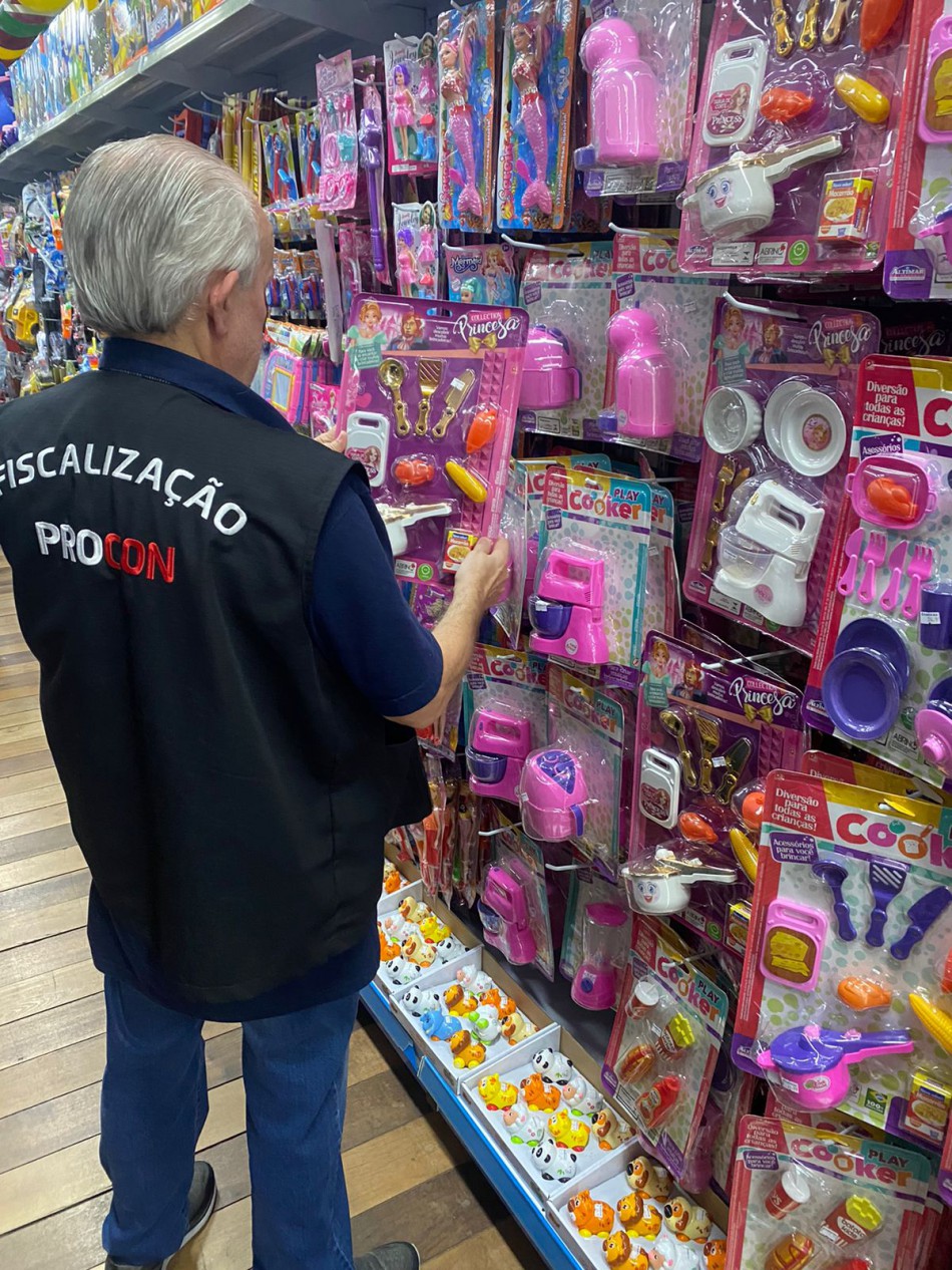 Procon de Blumenau realiza fiscalizações para o Dia das Crianças em estabelecimentos comerciais da cidade