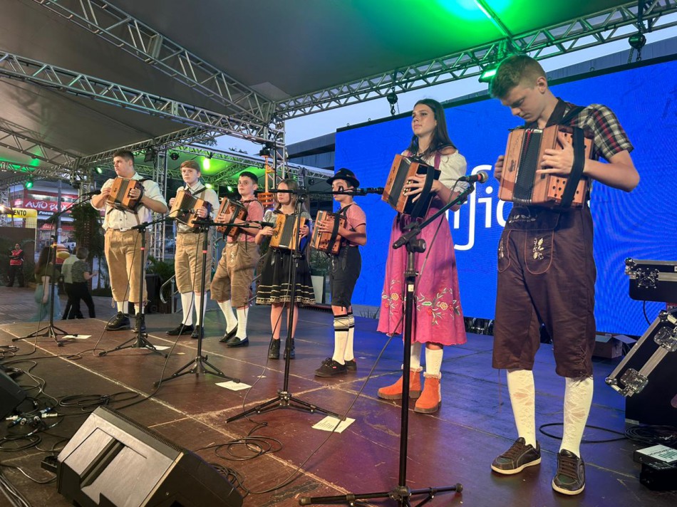Oktoberfest recebe apresentação dos alunos da Fábrica de Gaiteiros pela primeira vez