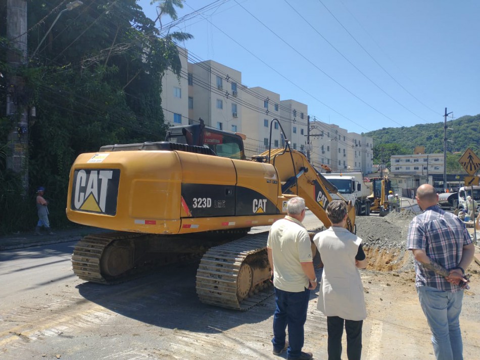 Prefeita em exercício e secretário vistoriam obras em andamento
