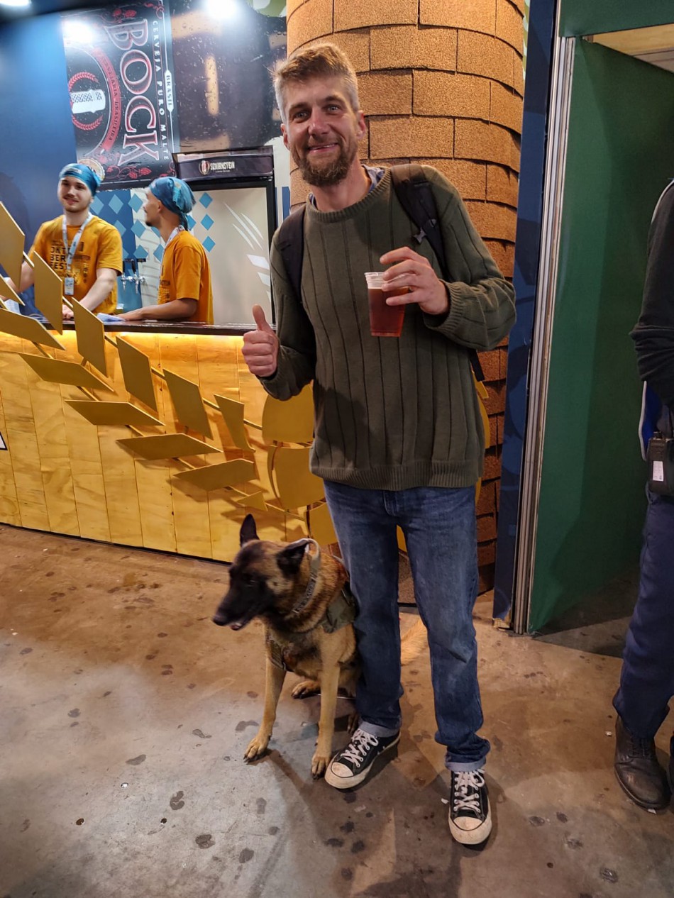 Americano do Texas acompanhado do cão-guia volta a Oktoberfest Blumenau
