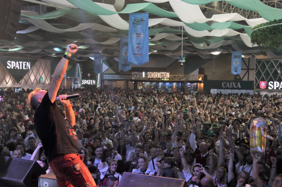 Atração internacional Tim Toupet estreou na Oktoberfest nesta sexta-feira