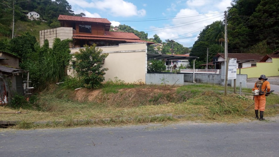 Serviço de limpeza de ribeirões é realizado pela Seurb em vários bairros da cidade