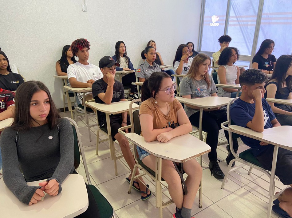 Adolescentes e jovens adultos participam de curso sobre o mundo do trabalho