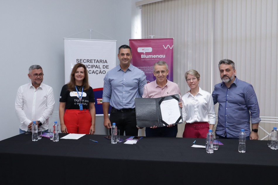Adolescentes da rede municipal de educação participam de programa de incentivo ao mercado da tecnologia