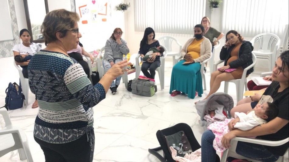 Mães participam de oficina de primeira natalidade oferecida pelo Cras I