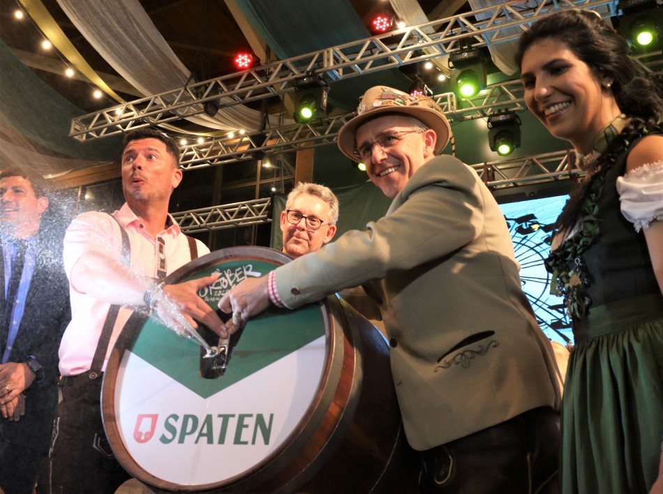 Maior Oktoberfest das Américas começa em grande estilo