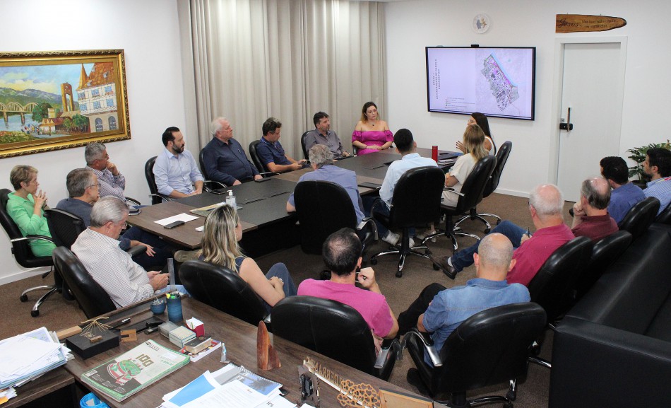 Distrito de Inovação é tema de encontro entre empresários, universidade e Prefeitura de Blumenau