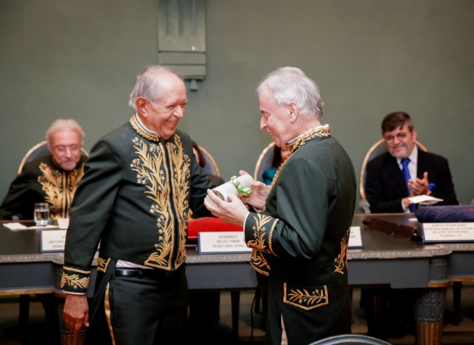 Blumenauense toma posse na Academia Brasileira de Letras