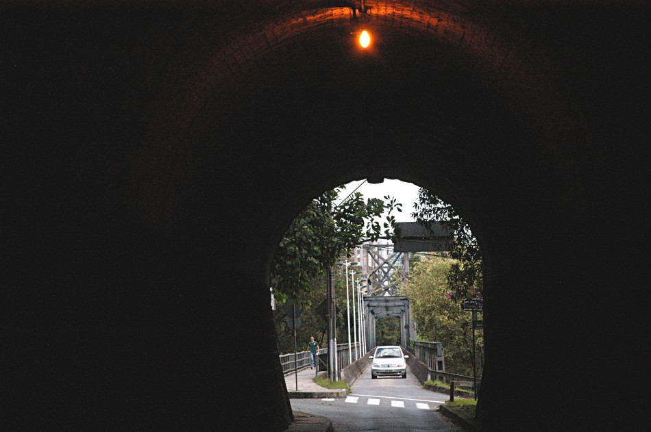 Túnel da Ponte de Ferro recebe serviço de iluminação pública nesta terça (14)