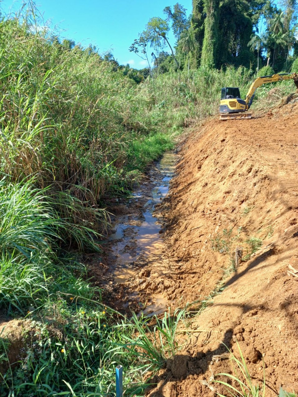Serviço de limpeza de ribeirões atende região do bairro Itoupavazinha