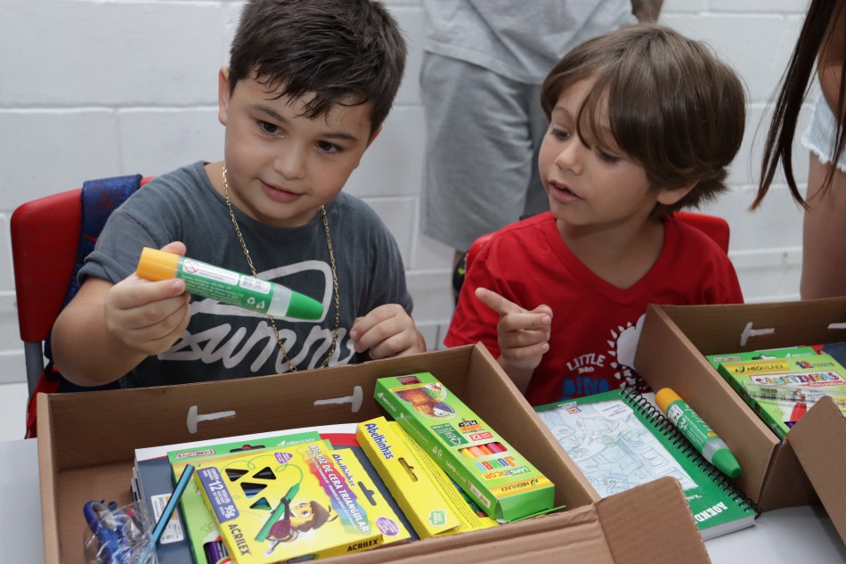 Estudantes da rede municipal recebem kits de material escolar no primeiro dia de aula