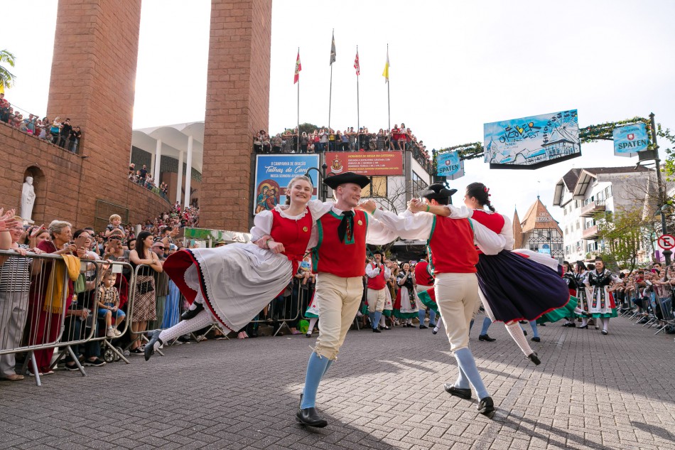 Grupos disputam vaga para participar dos desfiles da Oktoberfest