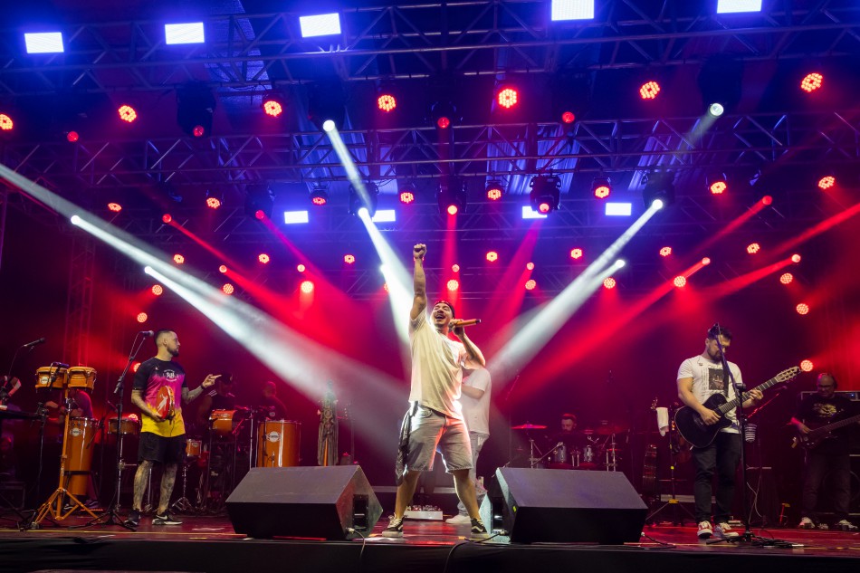 Segunda noite de Sommerfest garante diversão multicultural em Blumenau