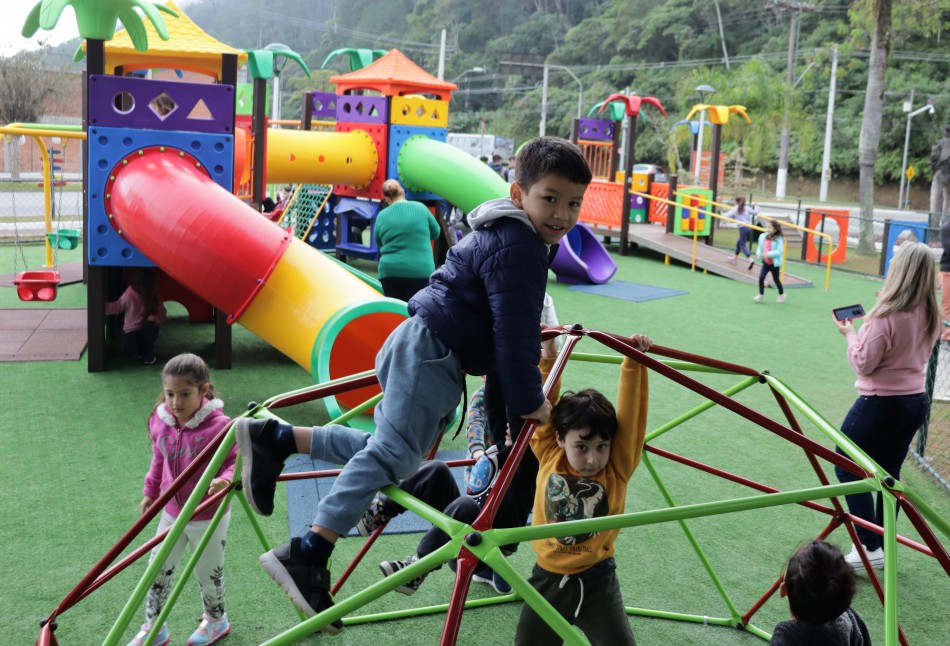 Prefeitura realiza entrega simbólica de revitalização de praça no Garcia