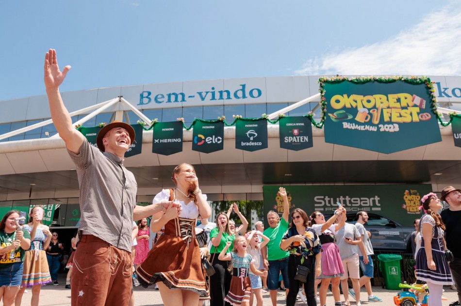 Chá revelação é feito em roda-gigante na Oktoberfest Blumenau