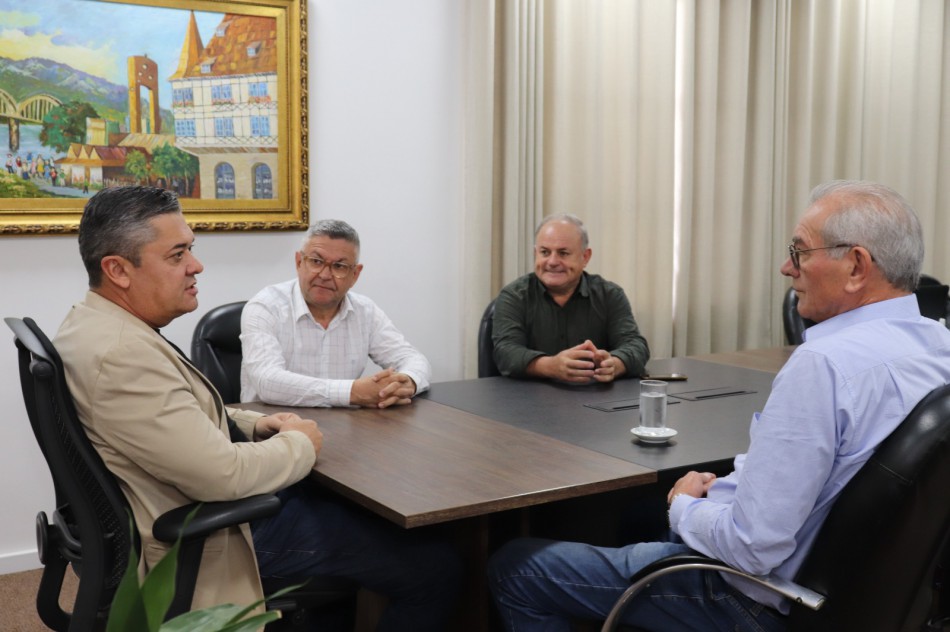 Prefeito recebe secretário de estado para alinhar ações em prol do desenvolvimento da cidade