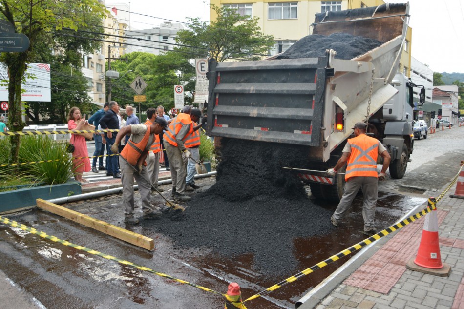 Blumenau inicia implantação de 50 novas faixas elevadas no município