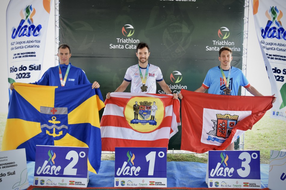 Triatlo masculino de Blumenau conquista troféu de terceiro lugar nos Jogos Abertos