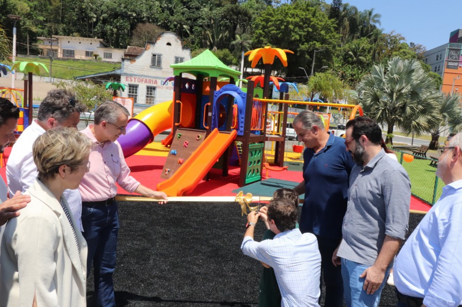 Novo Playground da Praça dos Músicos é inaugurado 