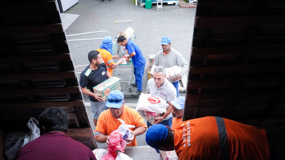 Blumenau encaminha mantimentos arrecadados para Taió durante a Oktoberfest
