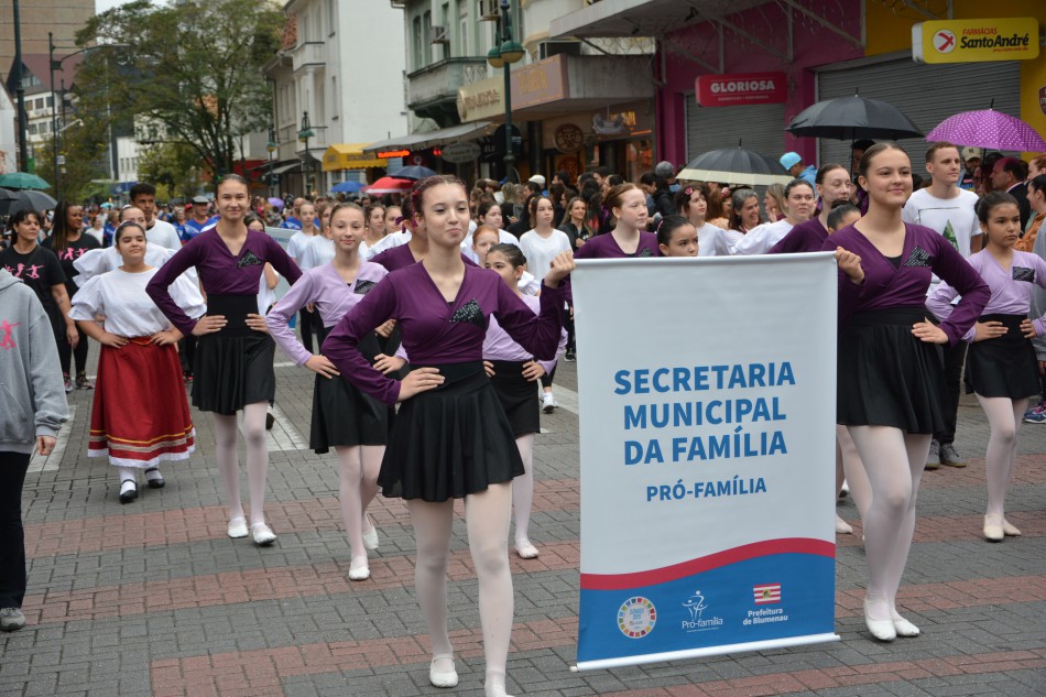 Desfile de aniversário de Blumenau reúne milhares de pessoas neste sábado