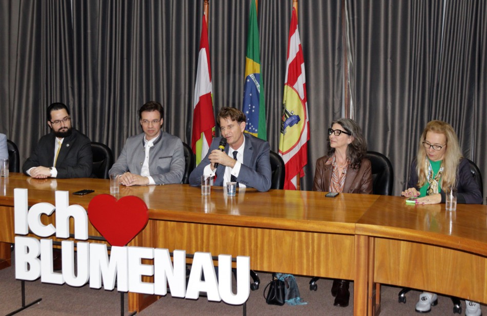 Prefeitura de Blumenau instala Comitê Municipal de Relações Internacionais