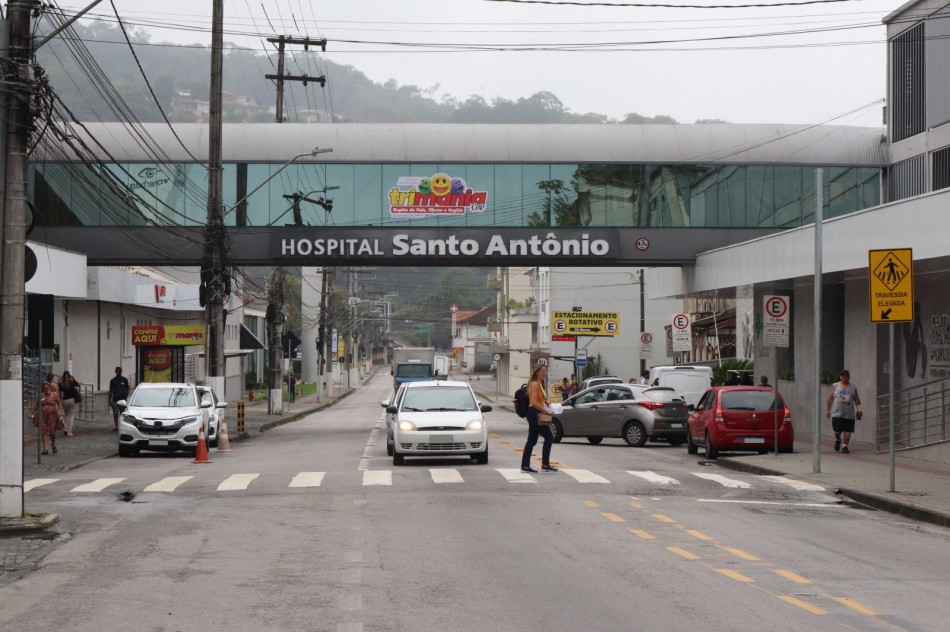 Rua Itajaí terá semáforo para travessia segura de pedestres e novas vagas para embarque e desembarque de passageiros