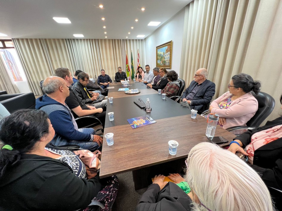 Termos de quitação são entregues para sete famílias de Blumenau