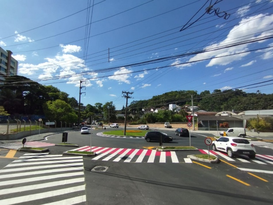 Prefeitura realiza sinalização de trânsito em rotatória da Rua Bahia 