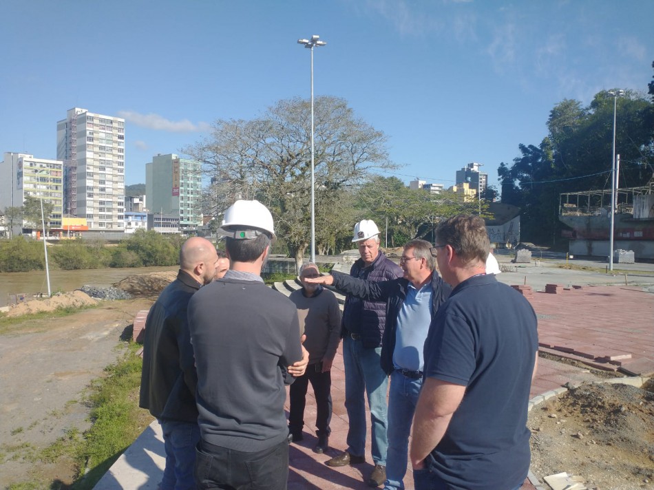 Equipe de engenharia técnica do município vistoria obra de revitalização da Prainha