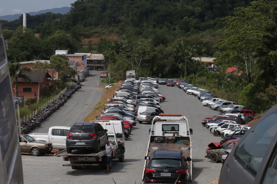 Pátio da SMTT recebe reparos em cabos de fibra óptica nesta terça