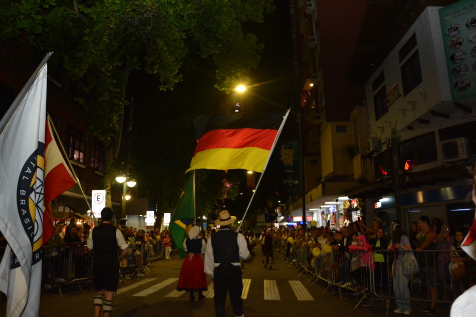 Desfile de abertura da 38ª Oktoberfest movimenta Rua 15 mesmo debaixo de chuva