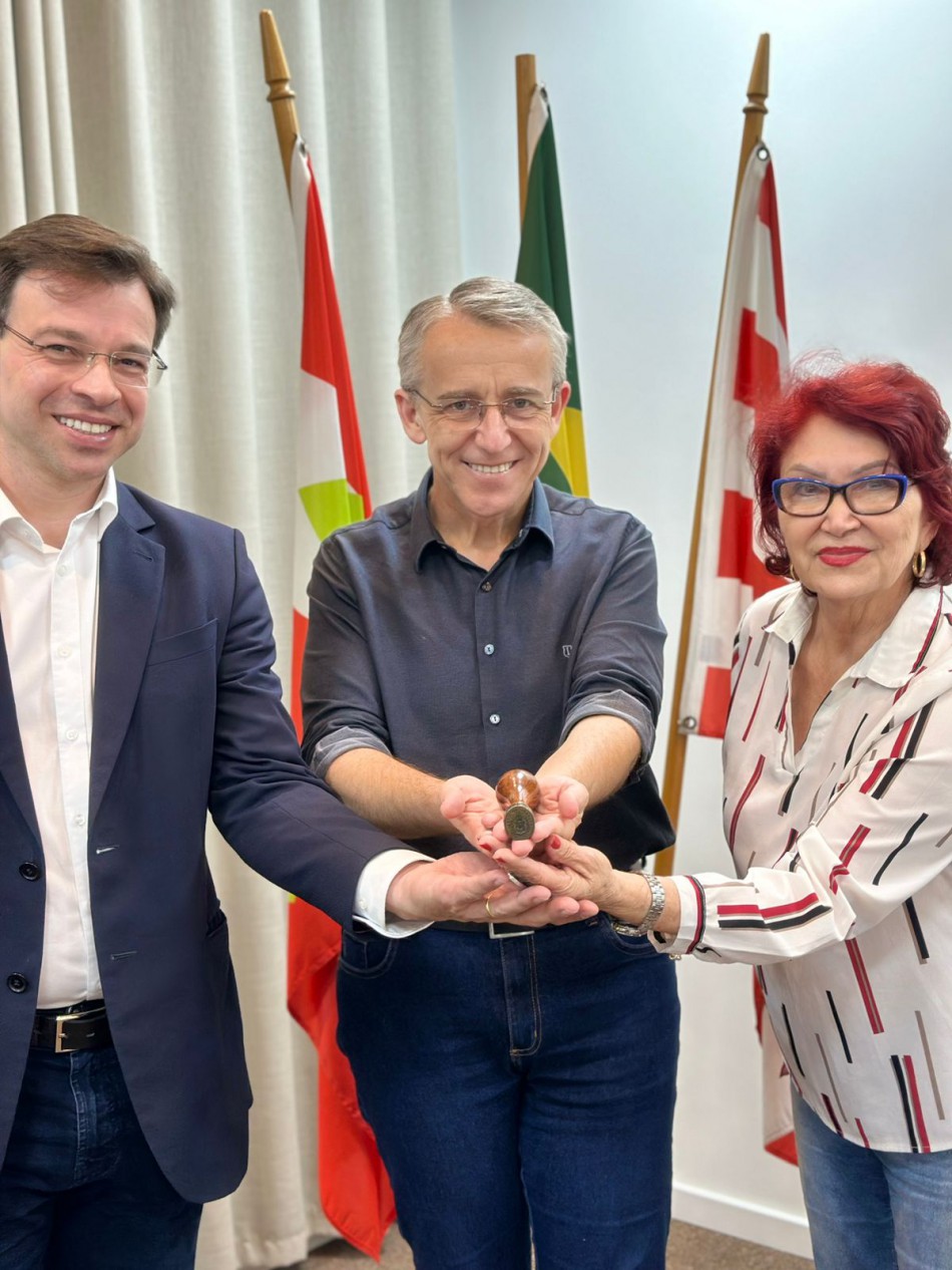 Sinete da Colônia Blumenau retorna ao arquivo histórico do Município 