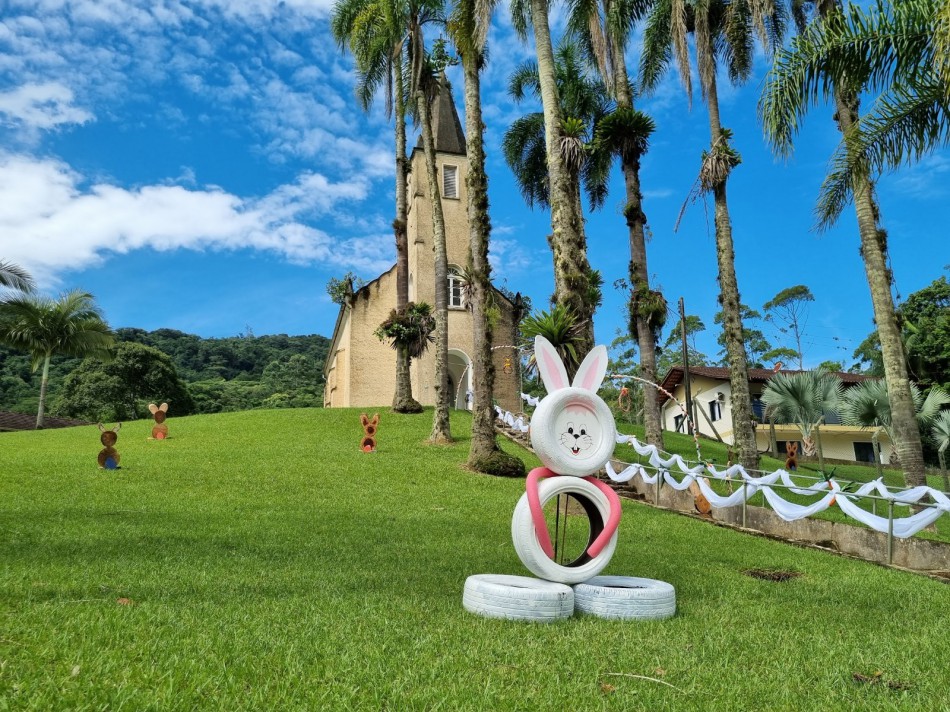 Distrito da Vila Itoupava recebe decoração especial de Páscoa