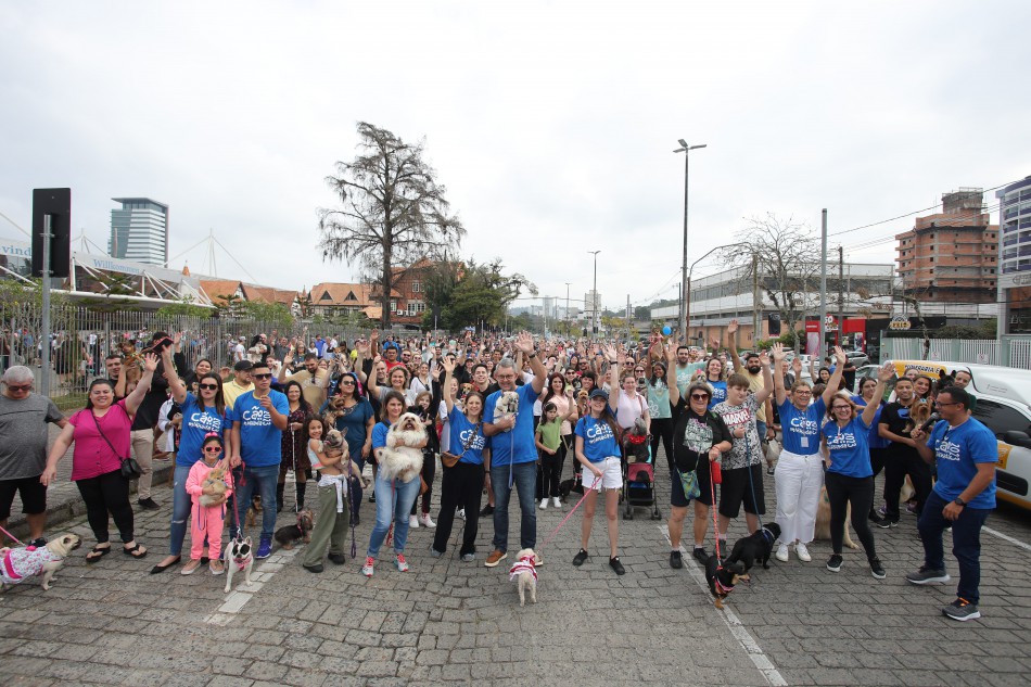 Cãominhada em Blumenau reúne famílias no Parque Vila Germânica