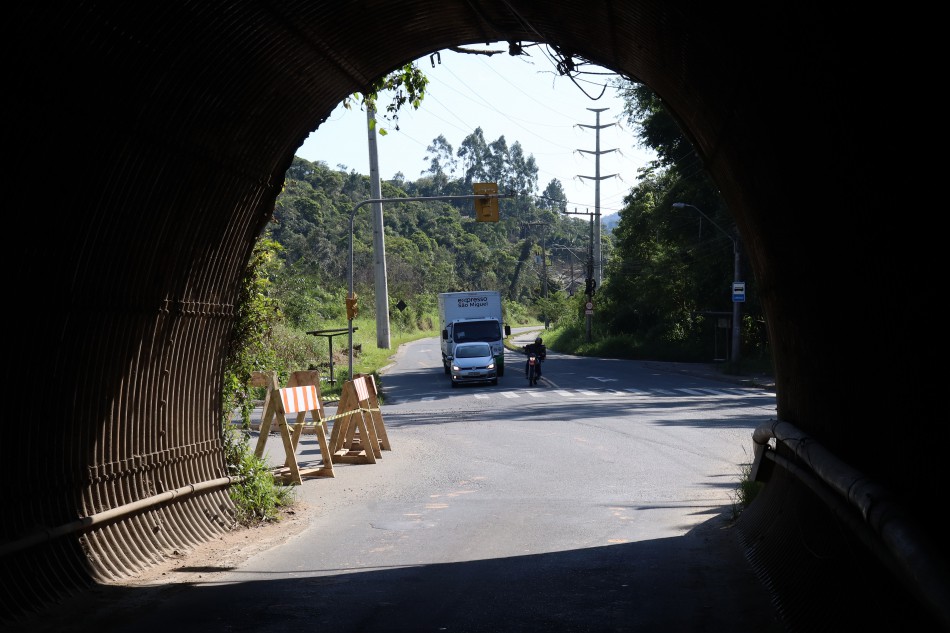 Trânsito no túnel da Rua Samuel Morse é alterado para mão única