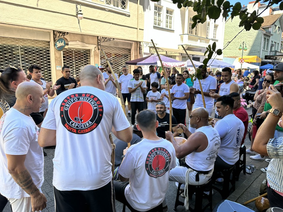 História da capoeira chega a 1.600 alunos blumenauenses