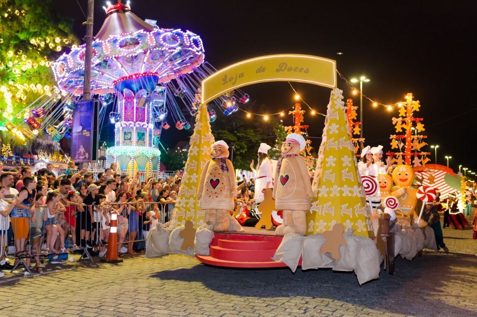 Sábado é marcado por mais um desfile do Natal em Blumenau