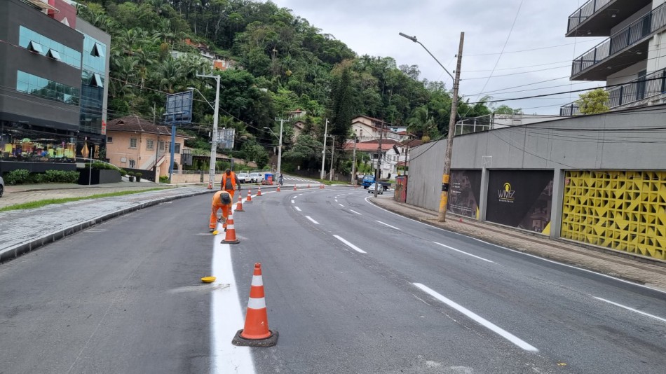 Obra da quarta faixa da Avenida Martin Luther em etapa de sinalização de trânsito