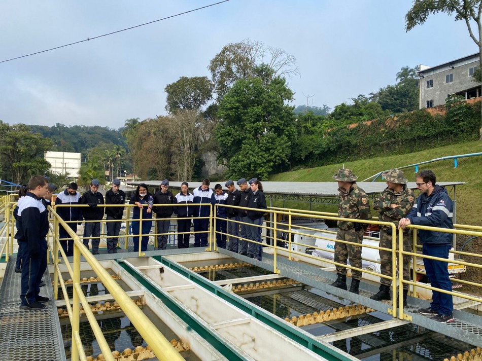 Estudantes do Colégio Militar visitam a ETA II