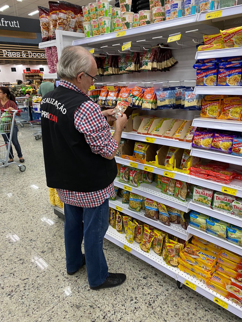 Procon de Blumenau e Procon Estadual SC fiscalizam supermercados após denuncia de produtos vencidos