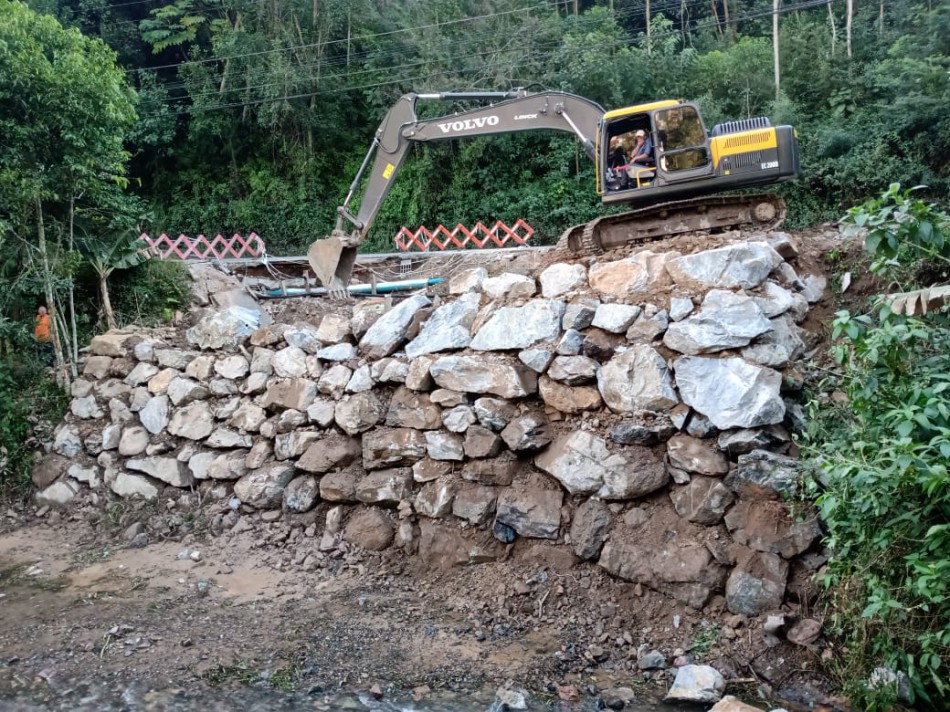 Obra de enrocamento na Rua Progresso em fase final