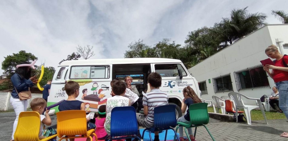 Biblioteca Ambulante leva leitura ao Bairro Água Verde