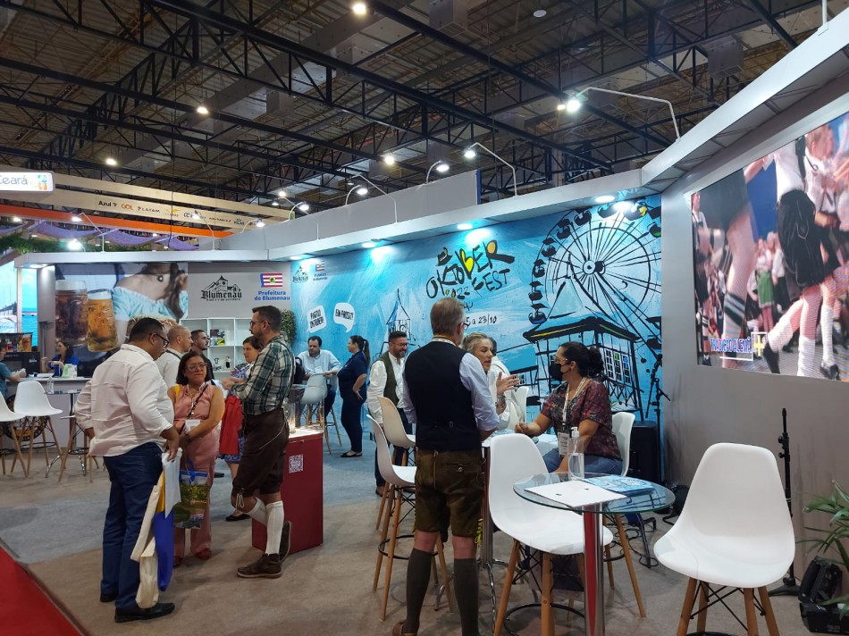 Blumenau encerra a participação na WTM levando a alegria da Oktoberfest para os visitantes