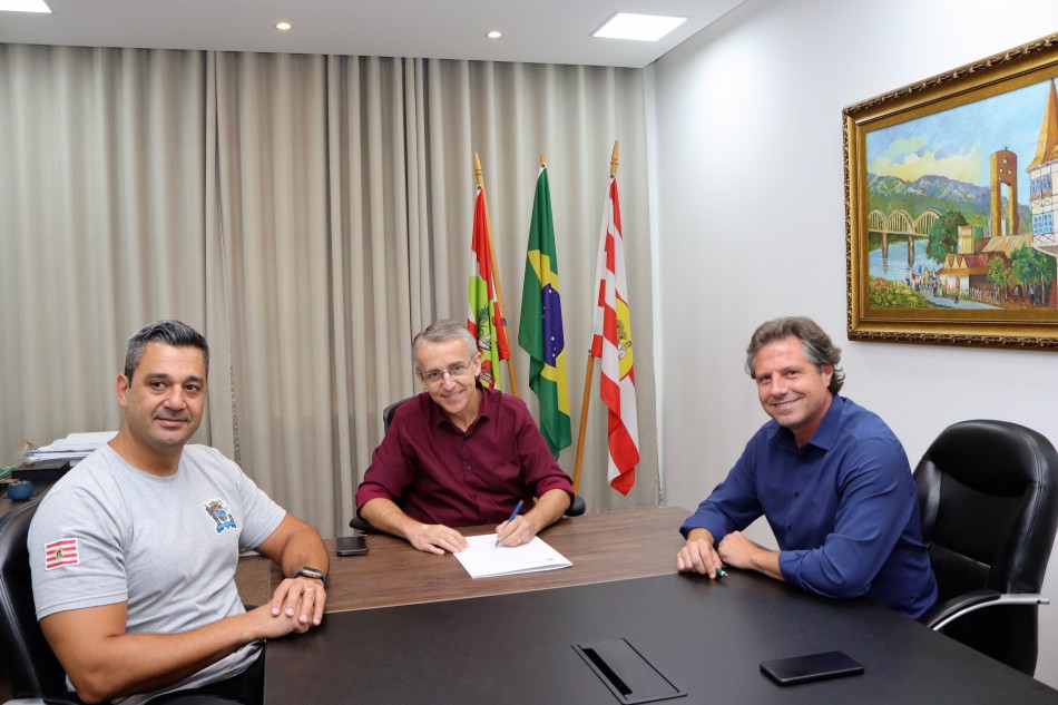 Prefeito sanciona lei que reajusta piso de agentes de saúde e magistério