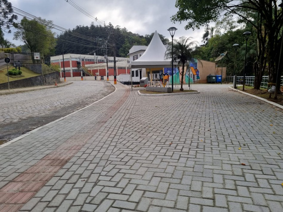 Revitalização da Rua Henrique Conrad chega à fase final 