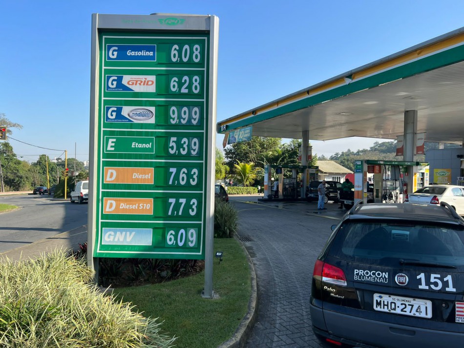 Procon fiscaliza postos do município para a transparência dos preços dos combustíveis aos consumidores
