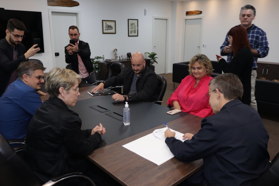Prefeitura de Blumenau assina contrato para castração gratuita de animais no município