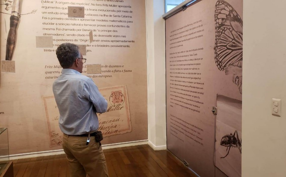 Tataraneto de Fritz Müller visita exposição no MAB