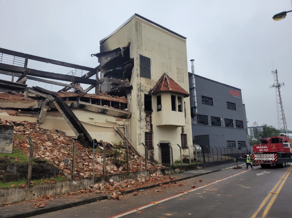 Ruínas de empresa incendiada começam a ser demolidas nesta sexta-feira